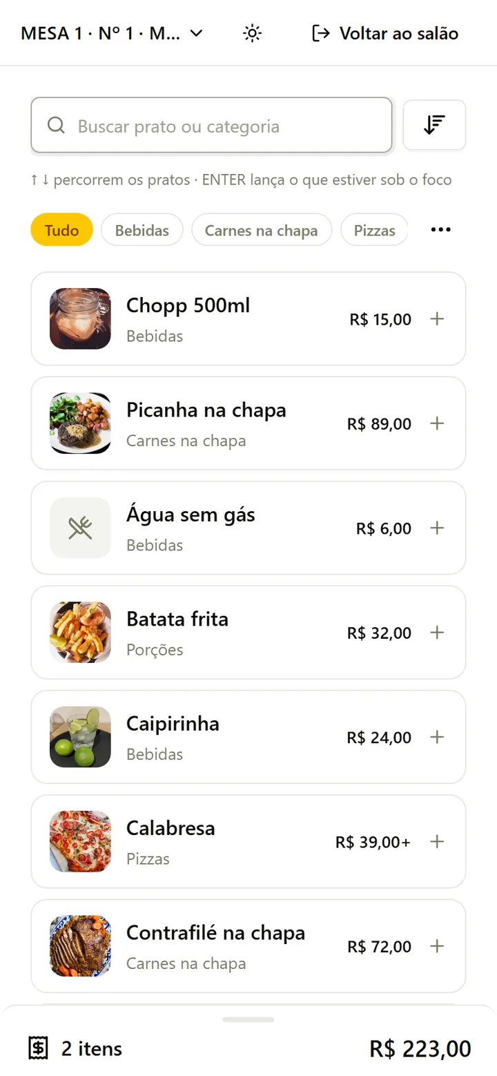 Comanda aberta no celular do garçom, com os itens já lançados